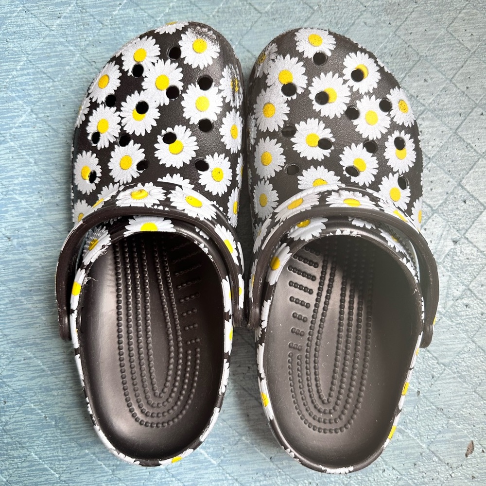 Black Crocs with Daisy’s! W 10 M 8